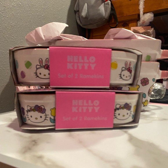 Brand new hello kitty Easter bake wear - Picture 2 of 3